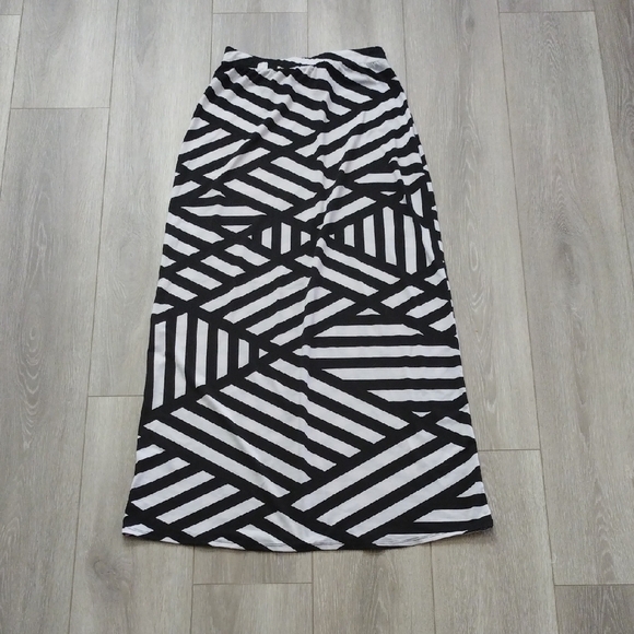 mix & co Dresses & Skirts - Black and White Geometric Maxi Skirt